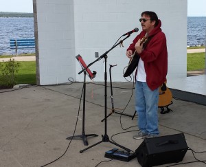 Dave Cladas performs.