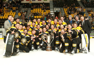 Huskies pose with MacNaughton Cup, which they won as WCHA regular-season champions.